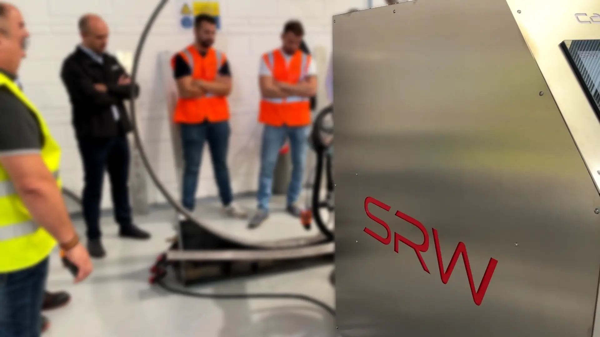 Demostración del equipo Smart Robotic Welding en la factoría de CADE ante un grupo de visitantes